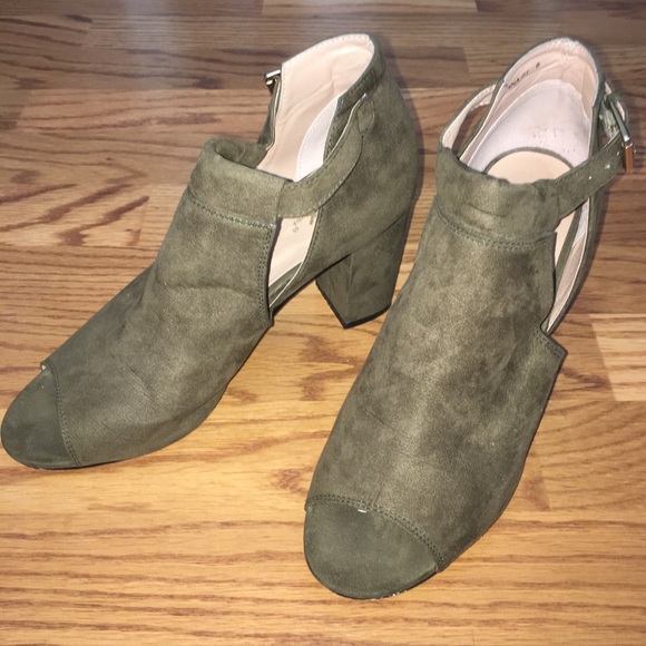 Shoes - 💃🏼5 items for $25-Super cute green suede booties